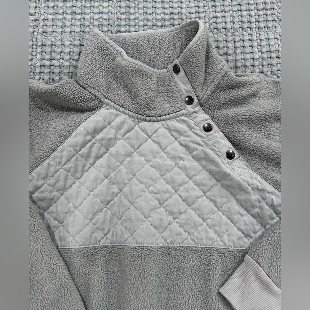 Abercrombie & Fitch Light Gray and White Quilted Fleece Pullover - Picture 10 of 10